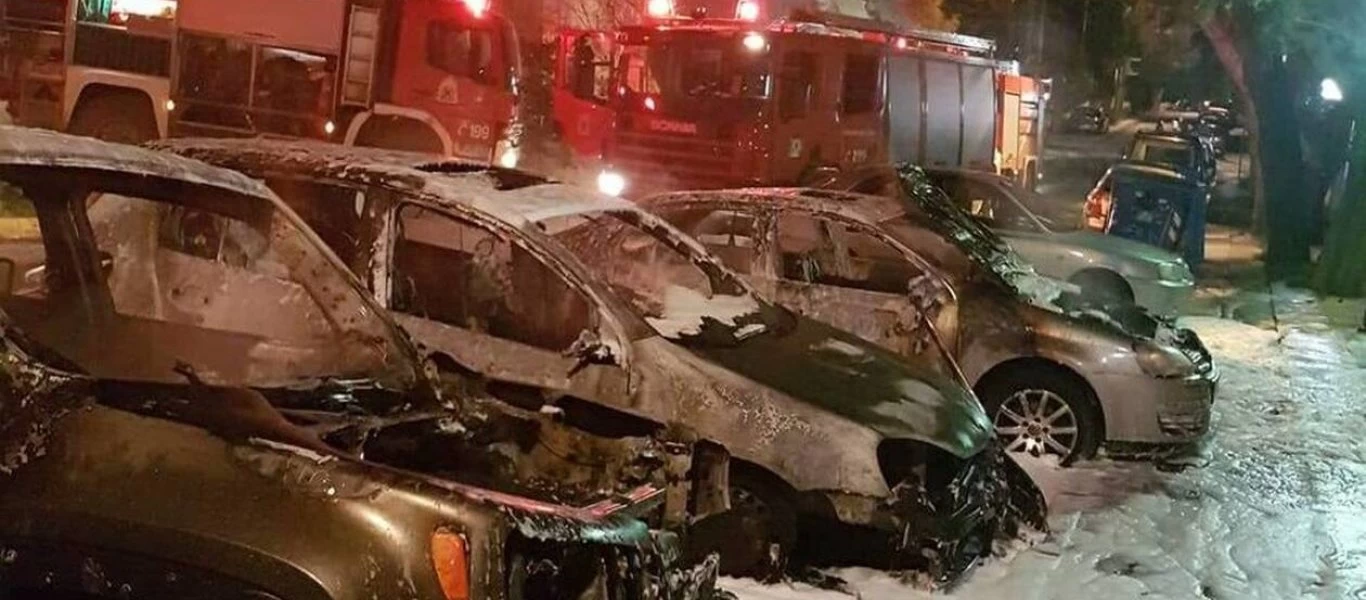 «Κόλαση» στην Αθήνα: 18 αυτοκίνητα τυλίχτηκαν στις φλόγες - Τα 12 στο Μαρούσι! (βίντεο)